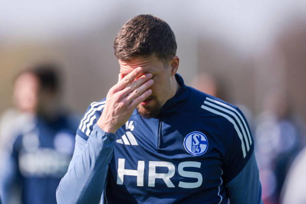 19 03 2026, Football, Training of FC Schalke 04 Janik Bachmann FC Schalke 04 touches his head Gelsenkirchen Training ground FC Schalke 04 NRW Germany xRHR PHOTO YYx Copyright: RHR-FOTOx RHR-FOTO YY