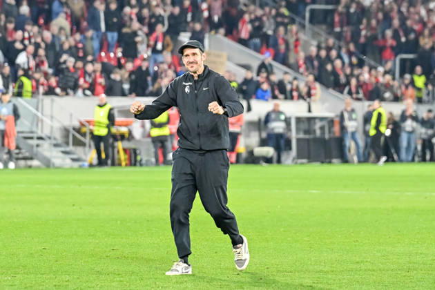 Julian Schuster SC Freiburg, Coach celebrates victory with the fans GER, SC Freiburg KRC Genk, Football, Europa League, Round of 16, Season 2025 2026, 19 03 2026 GER, SC Freiburg KRC Genk, Football, Europa League, Round of 16, Season 2025 2026, 19 03 2026 Freiburg Copyright: xEibner-Pressefoto ThomasxHessx EP_THS