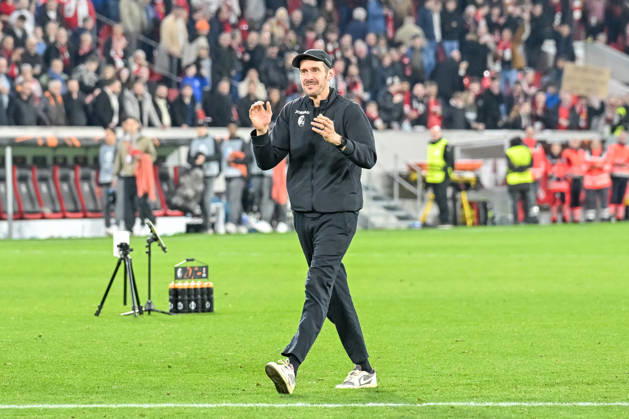Julian Schuster SC Freiburg, Coach celebrates victory with the fans GER, SC Freiburg KRC Genk, Football, Europa League, Round of 16, Season 2025 2026, 19 03 2026 GER, SC Freiburg KRC Genk, Football, Europa League, Round of 16, Season 2025 2026, 19 03 2026 Freiburg Copyright: xEibner-Pressefoto ThomasxHessx EP_THS