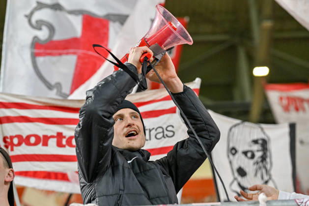Maximilian Eggestein SC Freiburg, 08 at the microphone on the stand GER, SC Freiburg KRC Genk, Football, Europa League, Round of 16, 2025 2026 season, 19 03 2026 GER, SC Freiburg KRC Genk, Football, Europa League, Round of 16, 2025 2026 season, 19 03 2026 Freiburg Copyright: xEibner-Pressefoto ThomasxHessx EP_THS