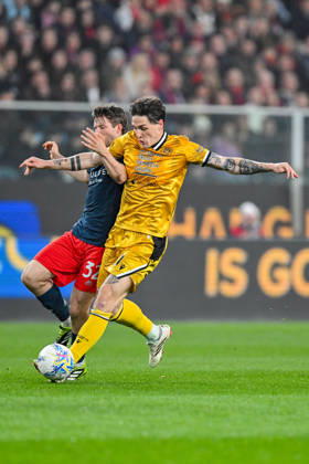 Genoa™s Morten Frendrup fights for the ball with Udinese™s Nicolò Zaniolo during the Serie A soccer match between Genoa and Udinese at the Luigi Ferraris Stadium in Genoa, Italy - Friday, March 20, 2026. - Soccer . Copyright: xTanoxPecoraro LaPressex