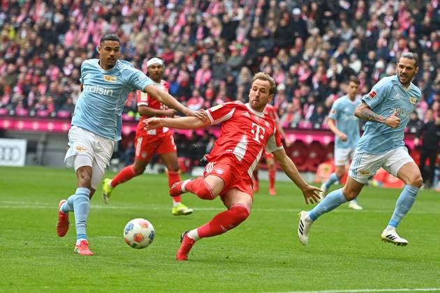 Harry KANE Bayern Muenchen , action, duel against left Danilho DOEKHI Union Berlin , right Christopher TRIMMEL Union Berlin Football 1 Bundesliga Season 2025 2026, Matchday 27, Matchday 27 FC Bayern Muenchen 1 FC Union Berlin on 21 03 2026 , A L L I A N Z A R E N A