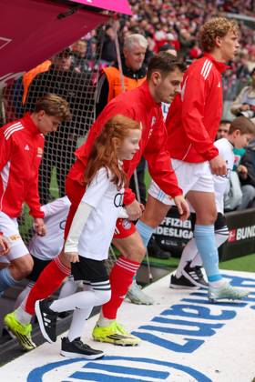 Josip Stanisic 44 FC Bayern Muenchen with a run-in child by the hand, FC Bayern Muenchen vs 1 FC Union Berlin, Football, 1 Bundesliga, 27 Matchday, 21 03 2026 DFB regulations prohibit any use of photographs as image sequences and or quasi video Muenchen Bayern Germany Copyright: xkolbert-press ChristianxKolbertx