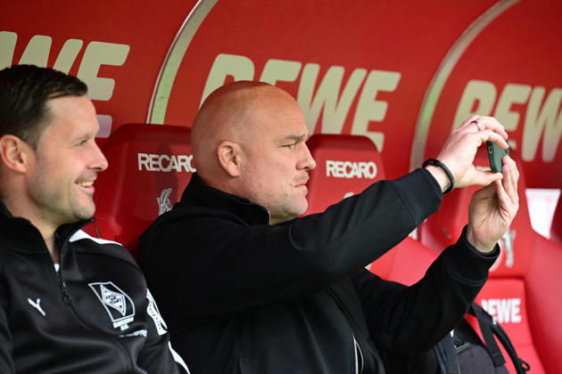 21 03 2026 Cologne Football, Men, Season 2025 2026, 1 FC Koeln vs Borussia Moenchengladbach Rouven Schroeder Head of Sports, Gladbach, re halt die Derbystimmung mit seinem Handy fest left David Zibung Sportkoordinator Lizenz, Gladbach DFL regulations prohibit any use of photographs as image sequences and or quasi video Rhein Energie Stadion NRW Germany
