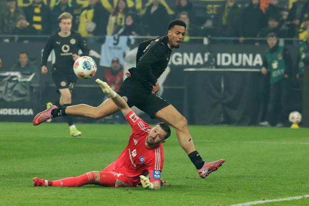 Dortmund, Germany, 21 03 26, Felix Nmecha Borussia Dortmund and Daniel Heuer Fernandes Hamburger SV in a duel during the Bundesliga 1 match between Borussia Dortmund Hamburger SV at Signal Iduna Park in Dortmund Photo by Joachim Bywaletz DFB DFL REGULATIONS PROHIBIT ANY USE OF PHOTOGRAPHS AS IMAGE SEQUENCES AND OR QUASI VIDEO Copyright: JoachimxBywaletz xJB-Sportfoto