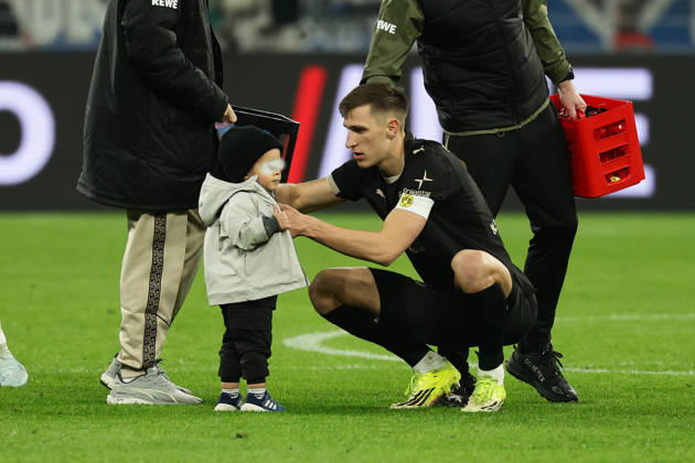 Dortmund, Germany, 21 03 26, Nico Schlotterbeck Borussia Dortmund and a child during the Bundesliga 1 match between Borussia Dortmund Hamburger SV at Signal Iduna Park in Dortmund Photo by Joachim Bywaletz DFB DFL REGULATIONS PROHIBIT ANY USE OF PHOTOGRAPHS AS IMAGE SEQUENCES AND OR QUASI VIDEO Copyright: JoachimxBywaletz xJB-Sportfoto