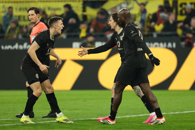 Dortmund, Germany, 21 03 26, Nico Schlotterbeck Borussia Dortmund , Fabio Silva Borussia Dortmund and the goal scorer to 2 2 Serhou Guirassy Borussia Dortmund during the match of the 1 Bundesliga between Borussia Dortmund Hamburger SV at the Signal Iduna Park in Dortmund Photo by Joachim Bywaletz DFB DFL REGULATIONS PROHIBIT ANY USE OF PHOTOGRAPHS AS IMAGE SEQUENCES AND OR QUASI VIDEO Copyright: JoachimxBywaletz xJB-Sportfoto