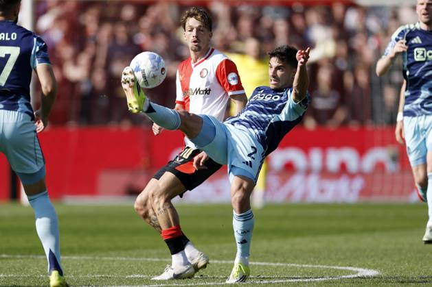 ROTTERDAM - (lr) Luciano Valente of Feyenoord, Lucas Rosa of Ajax during the Dutch Eredivisie match between Feyenoord and AFC Ajax at Feyenoord Stadium De Kuip on March 22, 2026 in Rotterdam, the Netherlands. MAURICE VAN STEEN ANP Eredivisie 2025-2026 xVIxANPxSportx xMauricexvanxSteenxIVx 554074797 originalFilename: 554074797