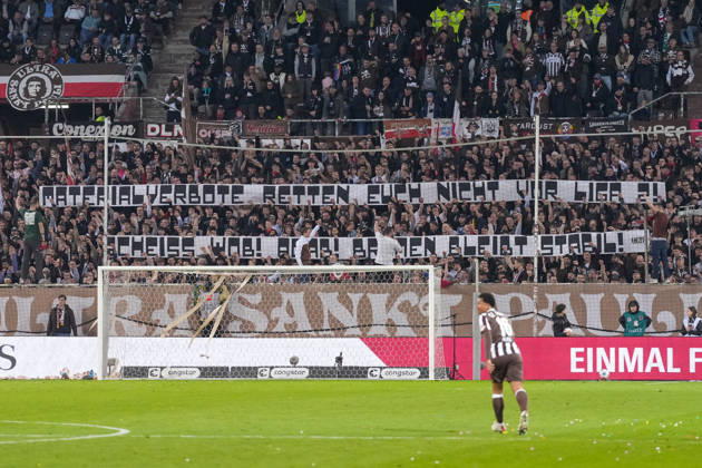 Banner of the fans and Ultras in the stands, Banner, Werder Bremen, VfL Wolfsburg , Germany, Football, 1 Bundesliga, 27 Matchday, 2025 2026, FC St Pauli vs SC Freiburg, 22 03 2026, Millerntor Stadion, Hamburg, Germany DFL REGULATIONS PROHIBIT ANY USE OF PHOTOGRAPHS AS IMAGE SEQUENCES AND OR QUASI VIDEO Hamburg Millerntor Stadion Hamburg Germany Copyright: xArnexAmbergx