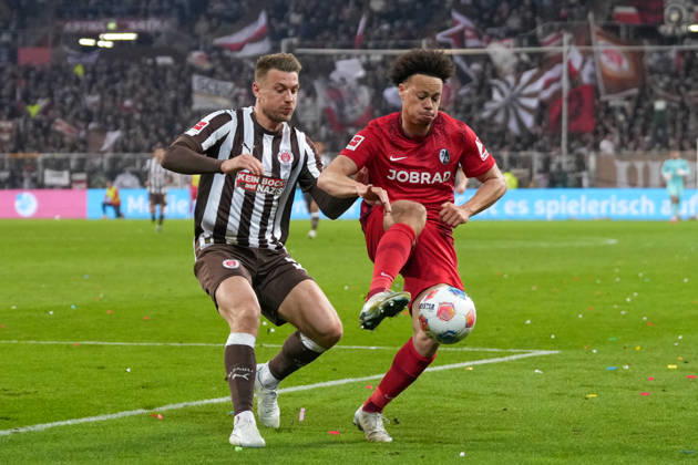 Derry Scherhant SC Freiburg, 07 on the ball , Germany, Football, 1 Bundesliga, Matchday 27, 2025 2026, FC St Pauli vs SC Freiburg, 22 03 2026, Millerntor Stadion, Hamburg, Germany DFL REGULATIONS PROHIBIT ANY USE OF PHOTOGRAPHS AS IMAGE SEQUENCES AND OR QUASI VIDEO Hamburg Millerntor Stadion Hamburg Germany Copyright: xArnexAmbergx