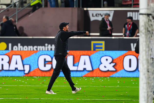 Julian Schuster SC Freiburg, Coach cheers with the fans GER, FC St Pauli vs SC Freiburg, Football, 1 Bundesliga, Matchday 27, Season 2025 2026, 22 03 2026 DFL REGULATIONS PROHIBIT ANY USE OF PHOTOGRAPHS AS IMAGE SEQUENCES AND OR QUASI VIDEO GER, FC St Pauli vs SC Freiburg, Football, 1 Bundesliga, Matchday 27, Season 2025 2026, 22 03 2026 Hamburg Copyright: xEibner-Pressefoto MarcelxvonxFehrnx EP_MFN