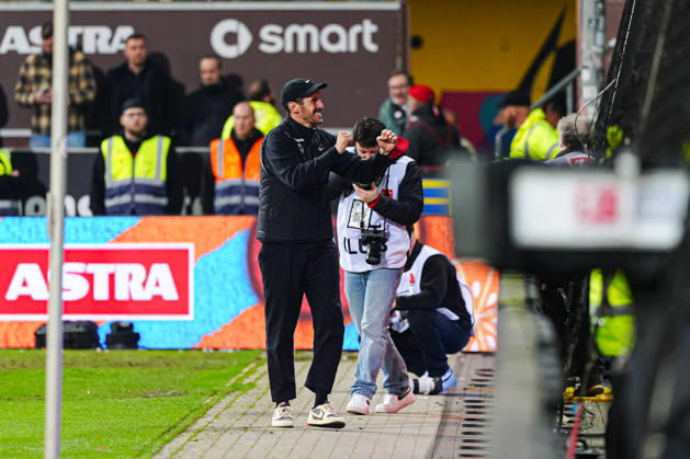 Julian Schuster SC Freiburg, Coach cheers with the fans GER, FC St Pauli vs SC Freiburg, Football, 1 Bundesliga, Matchday 27, Season 2025 2026, 22 03 2026 DFL REGULATIONS PROHIBIT ANY USE OF PHOTOGRAPHS AS IMAGE SEQUENCES AND OR QUASI VIDEO GER, FC St Pauli vs SC Freiburg, Football, 1 Bundesliga, Matchday 27, Season 2025 2026, 22 03 2026 Hamburg Copyright: xEibner-Pressefoto MarcelxvonxFehrnx EP_MFN