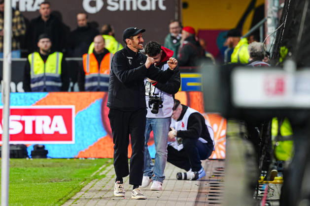 Julian Schuster SC Freiburg, Coach cheers with the fans GER, FC St Pauli vs SC Freiburg, Football, 1 Bundesliga, Matchday 27, Season 2025 2026, 22 03 2026 DFL REGULATIONS PROHIBIT ANY USE OF PHOTOGRAPHS AS IMAGE SEQUENCES AND OR QUASI VIDEO GER, FC St Pauli vs SC Freiburg, Football, 1 Bundesliga, Matchday 27, Season 2025 2026, 22 03 2026 Hamburg Copyright: xEibner-Pressefoto MarcelxvonxFehrnx EP_MFN