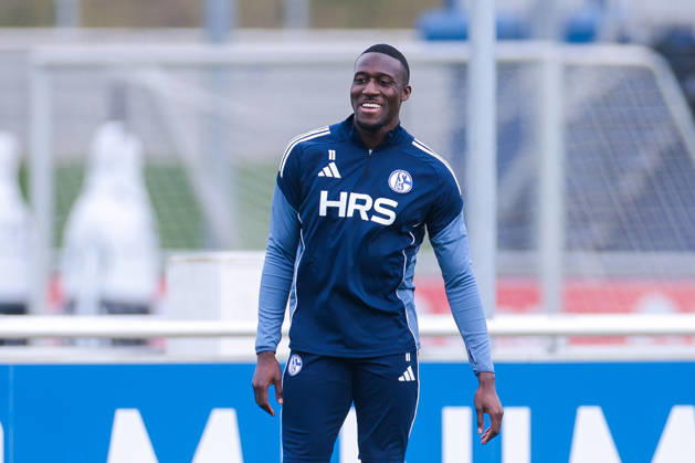 24 03 2026, Football, Training of FC Schalke 04 Bryan Lasme FC Schalke 04 laughs Gelsenkirchen Training ground FC Schalke 04 NRW Germany xRHR PHOTO YYx Copyright: RHR-FOTOx RHR-FOTO YY