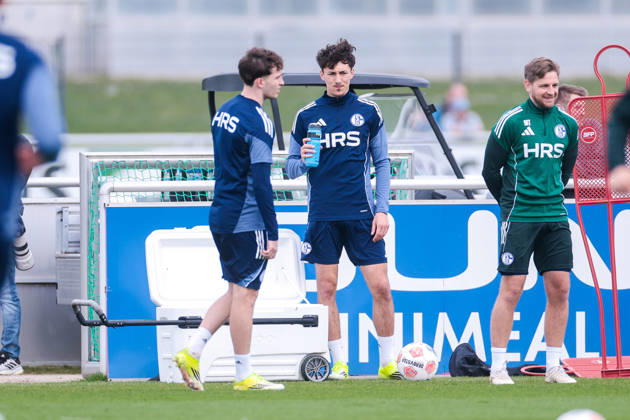 24 03 2026, Football, Training of FC Schalke 04 v l Vitalie Becker FC Schalke 04 , Max Hauswirth FC Schalke 04 drink Gelsenkirchen Training ground FC Schalke 04 NRW Germany xRHR PHOTO YYx Copyright: RHR-FOTOx RHR-FOTO YY