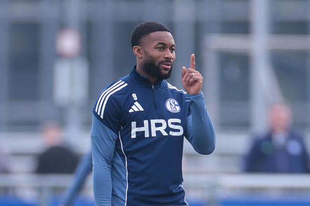 24 03 2026, Football, Training of FC Schalke 04 Moussa Sylla FC Schalke 04 raises his finger Gelsenkirchen Training ground FC Schalke 04 NRW Germany xRHR PHOTO YYx Copyright: RHR-FOTOx RHR-FOTO YY