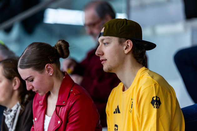 25 03 2026, GER, Volleyball, Women, 1 BL, PlayOffs Quarterfinals, Season 25 26, Schwarz Weiss Erfurt Allianz MTV Stuttgart Finn Sonnekalb speed skater together with his girlfriend Melissa Schaefer speed skater 99089 Erfurt Sporthalle Sportanlage Rieths Thüringen Germany