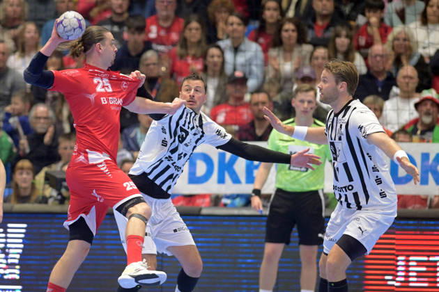 Olle Forsell Schefvert MT Melsungen 25 on the throw Domagoj Duvnjak THW Kiel 4 , Petter Overby THW Kiel 11 R in defense , GER, MT Melsungen THW Kiel, Handball, 1 Bundesliga, Matchday 26, Season 2025 2026, 27 03 2026, GER, MT Melsungen THW Kiel, Handball, 1 Bundesliga, Matchday 26, Season 2025 2026, 27 03 2026 Kassel Copyright: xEibner-Pressefotox xRolandxSippex EP_RSL