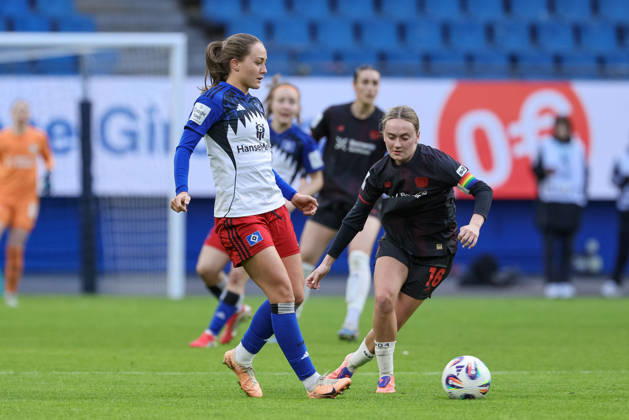 from left Camilla Linberg Hamburger SV, HSV, 47 and Sofie Zdebel Bayer 04 Leverkusen, 16 in a duel, dynamic, action, action, game scene, THE DFB REGULATIONS PROHIBIT ANY USE OF PHOTOGRAPHS AS IMAGE SEQUENCES AND OR QUASI VIDEO , 30 03 2026, Hamburg Germany , Football, Google Pixel Womens Bundesliga, Hamburger SV Bayer 04 Leverkusen xobx