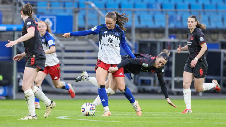 from left Camilla Linberg Hamburger SV, HSV, 47 and Selina Ostermeier Bayer 04 Leverkusen, 2 in duel, duel, dynamics, action, action, game scene, THE DFB REGULATIONS PROHIBIT ANY USE OF PHOTOGRAPHS AS IMAGE SEQUENCES AND OR QUASI VIDEO , 30 03 2026, Hamburg Germany , Football, Google Pixel Womens Bundesliga, Hamburger SV Bayer 04 Leverkusen xobx
