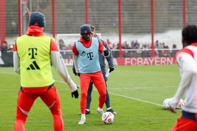 Alphonso Davies FC Bayern Muenchen, 19 with ball, GER, Public training, FC Bayern Muenchen, Football, Season 2025 2026, 31 03 2026, GER, Public training, FC Bayern Muenchen, Football, Season 2025 2026, 31 03 2026 Muenchen Copyright: xEibner-Pressefoto JennixMaulx EP_JML