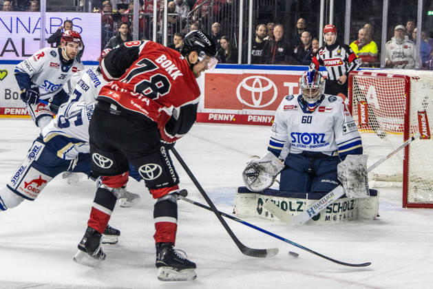 Joacim Eriksson Schwenninger Wild Wings, 60 vs Dominik Bokk Koelner Haie, 78 Koelner Haie vs Schwenninger Wild Wings, Ice Hockey, Penny DEL, Playoffs, Quarterfinals, Game 4, 2025 2026, 31 03 2026 Koelner Haie KEC vs Schwenninger Wild Wings, Ice Hockey, Penny DEL, Playoffs, Quarterfinals, Game 4, 2025 2026, 31 03 2026 Koeln Copyright: xEibner-Pressefoto GerhardxWingenx EP_GWR