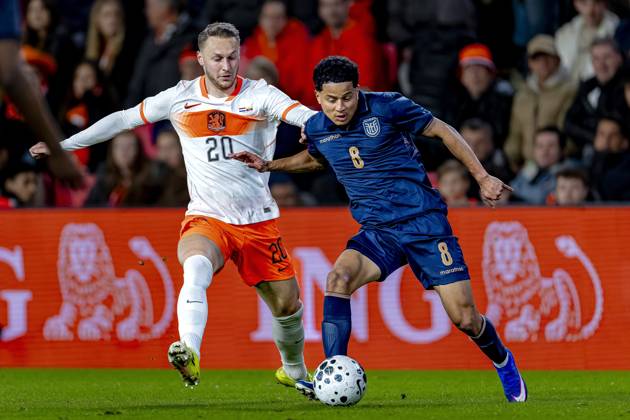 EINDHOVEN Teun Koopmeiners of the Netherlands, Anthony Valencia of Ecuador during the friendly international match between the Netherlands and Ecuador on March 31, 2026, at Philips Stadium, the Netherlands Photo by DeFodi Images