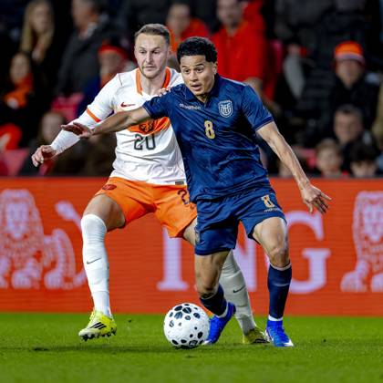 EINDHOVEN Teun Koopmeiners of the Netherlands, Anthony Valencia of Ecuador during the friendly international match between the Netherlands and Ecuador on March 31, 2026, at Philips Stadium, the Netherlands Photo by DeFodi Images