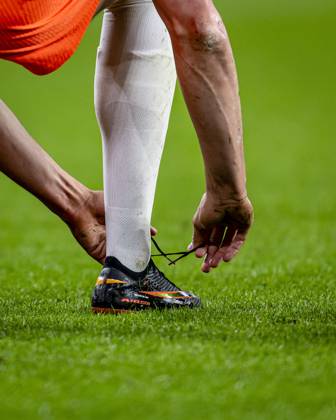 EINDHOVEN Micky van de Ven of the Netherlands laces up during the friendly international match between the Netherlands and Ecuador on March 31, 2026, at Philips Stadium, Netherlands Photo by Stefan Koops EYE4IMAGES DeFodi Images