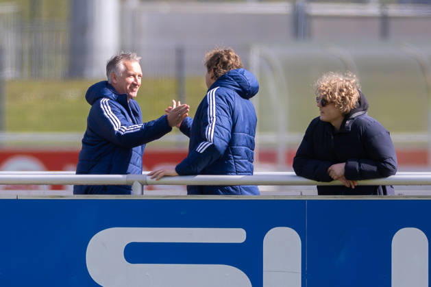 01 04 2026, Football, Training of FC Schalke 04 f l Chief Sports Officer Frank Baumann FC Schalke 04 , Director Professional Football Youri Mulder FC Schalke 04 , Finn Mulder Gelsenkirchen Training ground FC Schalke 04 NRW Germany xRHR PHOTO YYx Copyright: RHR-FOTOx RHR-FOTO YY