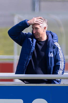 01 04 2026, Football, Training of FC Schalke 04 Chief Sports Officer Frank Baumann FC Schalke 04 scratches his head Gelsenkirchen Training ground FC Schalke 04 NRW Germany xRHR PHOTO YYx Copyright: RHR-FOTOx RHR-FOTO YY
