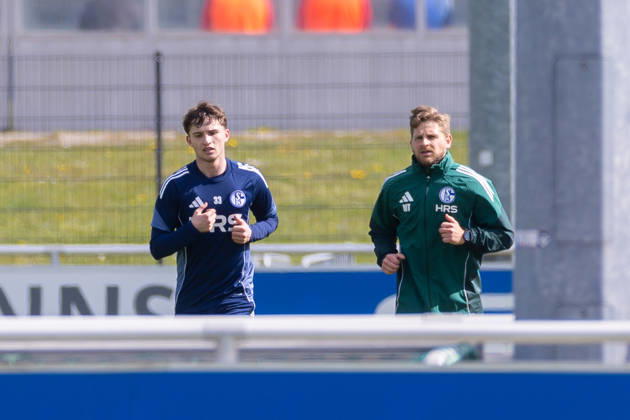 01 04 2026, Football, Training of FC Schalke 04 v l Vitalie Becker FC Schalke 04 , Reha Trainer Marc Thum FC Schalke 04 Gelsenkirchen Training ground FC Schalke 04 NRW Germany xRHR PHOTO YYx Copyright: RHR-FOTOx RHR-FOTO YY