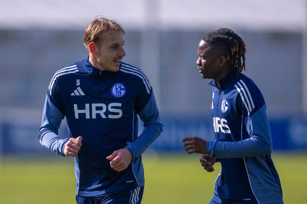 01 04 2026, Football, Training of FC Schalke 04 v l Timo Becker FC Schalke 04 talks to Moussa Ndiaye FC Schalke 04 Gelsenkirchen Training ground FC Schalke 04 NRW Germany xRHR PHOTO YYx Copyright: RHR-FOTOx RHR-FOTO YY