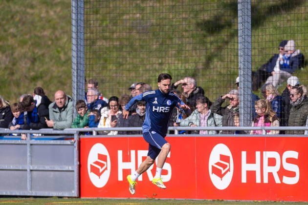 01 04 2026, Football, Training of FC Schalke 04 Kenan Karaman FC Schalke 04 sprints in front of the fans Gelsenkirchen Training ground FC Schalke 04 NRW Germany xRHR PHOTO YYx Copyright: RHR-FOTOx RHR-FOTO YY