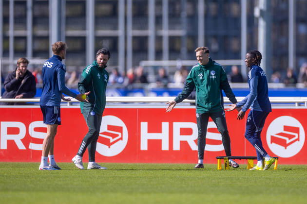 01 04 2026, Football, Training of FC Schalke 04 f l Timo Becker FC Schalke 04 , Co coach Tim Hoogland FC Schalke 04 , Co coach Adin Osmanbasic FC Schalke 04 , Moussa Ndiaye FC Schalke 04 Gelsenkirchen Training ground FC Schalke 04 NRW Germany xRHR PHOTO YYx Copyright: RHR-FOTOx RHR-FOTO YY