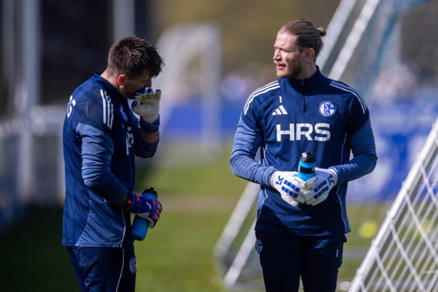 01 04 2026, Soccer, Training of FC Schalke 04 v l Goalkeeper Kevin Müller FC Schalke 04 talks to goalkeeper Loris Karius FC Schalke 04 Gelsenkirchen Training ground FC Schalke 04 NRW Germany xRHR PHOTO YYx Copyright: RHR-FOTOx RHR-FOTO YY