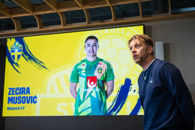 260401 Head coach Tony Gustavsson of the Swedish women s national football team at a press conference on April 1, 2026 in Stockholm Photo Jonathan Näckstrand BILDBYRAN COP 94 JN0260 fotboll football soccer fotball vm kval kval fifa womens world cup qualifier qualifier presskonferens press conference sverige sweden dam bbeng Copyright: JONATHANxNÄCKSTRAND BB260401JN005