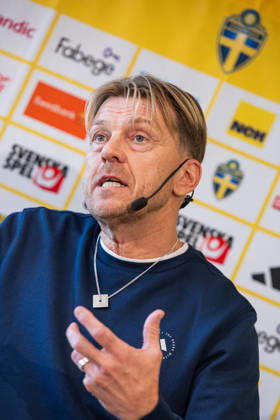260401 Head coach Tony Gustavsson of the Swedish women s national football team at a press conference on April 1, 2026 in Stockholm Photo Jonathan Näckstrand BILDBYRAN COP 94 JN0260 fotboll football soccer fotball vm kval kval fifa womens world cup qualifier qualifier presskonferens press conference sverige sweden dam bbeng Copyright: JONATHANxNÄCKSTRAND BB260401JN010