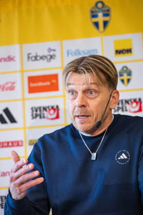 260401 Head coach Tony Gustavsson of the Swedish women s national football team at a press conference on April 1, 2026 in Stockholm Photo Jonathan Näckstrand BILDBYRAN COP 94 JN0260 fotboll football soccer fotball vm kval kval fifa womens world cup qualifier qualifier presskonferens press conference sverige sweden dam bbeng Copyright: JONATHANxNÄCKSTRAND BB260401JN012