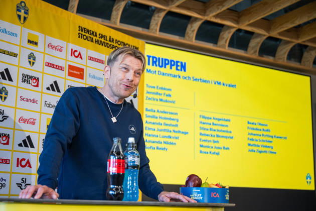 260401 Head coach Tony Gustavsson of the Swedish women s national football team at a press conference on April 1, 2026 in Stockholm Photo Jonathan Näckstrand BILDBYRAN COP 94 JN0260 fotboll football soccer fotball vm kval kval fifa womens world cup qualifier qualifier presskonferens press conference sverige sweden dam bbeng Copyright: JONATHANxNÄCKSTRAND BB260401JN013