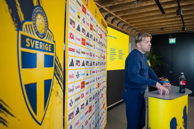 260401 Head coach Tony Gustavsson of the Swedish women s national football team at a press conference on April 1, 2026 in Stockholm Photo Jonathan Näckstrand BILDBYRAN COP 94 JN0260 fotboll football soccer fotball vm kval kval fifa womens world cup qualifier qualifier presskonferens press conference sverige sweden dam bbeng Copyright: JONATHANxNÄCKSTRAND BB260401JN015