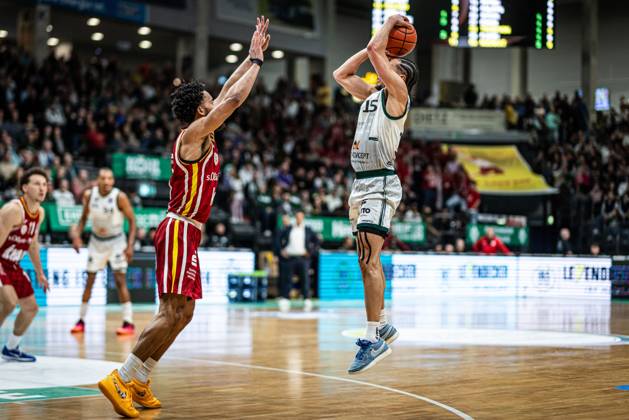 Jordan Roland Gladiators Trier in duel with Davion Mintz Fitness First Wuerzburg Baskets , Vet Concept Gladiators Trier vs Fitness First Wuerzburg Baskets, Basketball, easyCredit BBL, Matchday 27, Season 2025 2026, 01 04 2026 Vet Concept Gladiators Trier vs Fitness First Wuerzburg Baskets, Basketball, easyCredit BBL, Matchday 27, Season 2025 2026, 01 04 2026 Copyright: xEibner-Pressefoto AlexanderxNeisx EP_ANS