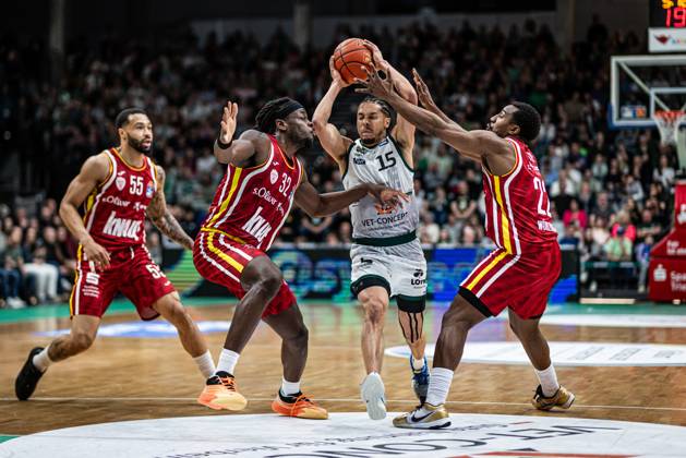 Jordan Roland Gladiators Trier in a duel with David Muenkat Fitness First Wuerzburg Baskets , Charles Thompson Fitness First Wuerzburg Baskets and Jonathan Stove Fitness First Wuerzburg Baskets , Vet Concept Gladiators Trier vs Fitness First Wuerzburg Baskets, Basketball, easyCredit BBL, Matchday 27, Season 2025 2026, 01 04 2026 Vet Concept Gladiators Trier vs Fitness First Wuerzburg Baskets, Basketball, easyCredit BBL, Matchday 27, Season 2025 2026, 01 04 2026 Copyright: xEibner-Pressefoto AlexanderxNeisx EP_ANS