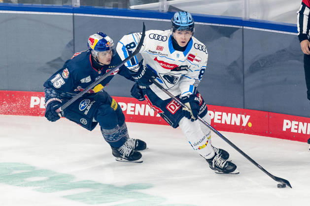 Battle for the puck duel between Nikolaus Heigl EHC Red Bull Muenchen, 15 and Philipp Krauss ERC Ingolstadt, 8 GER, EHC Red Bull Muenchen vs ERC Ingolstadt, ice hockey, DEL, playoffs, quarterfinals game 5, season 2025 2026, 02 04 2026 GER, EHC Red Bull Muenchen vs ERC Ingolstadt, ice hockey, DEL, playoffs, quarterfinals game 5, season 2025 2026, 02 04 2026 Muenchen Copyright: xEibner-Pressefoto FranzxFeinerx EP_HFR