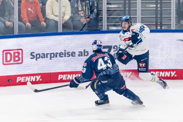 Fight for the puck duel between Phillip Sinn EHC Red Bull Muenchen, 43 and Jakin Smallwood ERC Ingolstadt, 23 GER, EHC Red Bull Muenchen vs ERC Ingolstadt, Ice Hockey, DEL, Playoffs, Quarterfinals Game 5, Season 2025 2026, 02 04 2026 GER, EHC Red Bull Muenchen vs ERC Ingolstadt, Ice Hockey, DEL, Playoffs, Quarterfinals Game 5, Season 2025 2026, 02 04 2026 Muenchen Copyright: xEibner-Pressefoto FranzxFeinerx EP_HFR