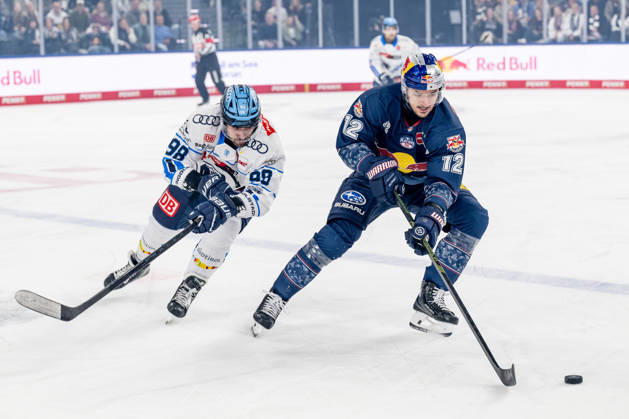 Battle for the puck duel between Peter Abbandonato ERC Ingolstadt, 98 and Brady Ferguson EHC Red Bull Muenchen, 12 GER, EHC Red Bull Muenchen vs ERC Ingolstadt, Ice Hockey, DEL, Playoffs, Quarterfinals Game 5, Season 2025 2026, 02 04 2026 GER, EHC Red Bull Muenchen vs ERC Ingolstadt, Ice Hockey, DEL, Playoffs, Quarterfinals Game 5, Season 2025 2026, 02 04 2026 Muenchen Copyright: xEibner-Pressefoto HeikexFeinerx EP_HFR