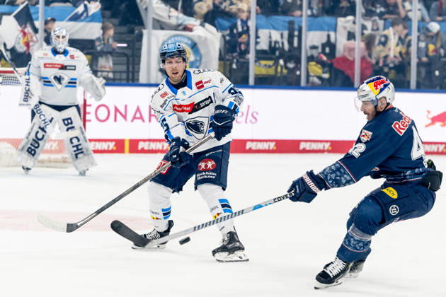 Battle for the puck duel between Leon Huettl ERC Ingolstadt, 25 and Yasin Ehliz EHC Red Bull Muenchen, 42 GER, EHC Red Bull Muenchen vs ERC Ingolstadt, ice hockey, DEL, playoffs, quarterfinals game 5, season 2025 2026, 02 04 2026 GER, EHC Red Bull Muenchen vs ERC Ingolstadt, ice hockey, DEL, playoffs, quarterfinals game 5, season 2025 2026, 02 04 2026 Muenchen Copyright: xEibner-Pressefoto HeikexFeinerx EP_HFR