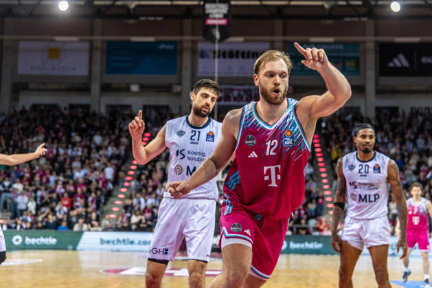 Melvin Jostmann Telekom Baskets Bonn, 12 is happy about winning the ball, Mateo Seric MLP Academics Heidelberg, 21 Telekom Baskets Bonn vs MLP Academics Heidelberg, Basketball, easy Credit BBL, Matchday 27, 2025 2026, 02 04 2026 Telekom Baskets Bonn vs MLP Academics Heidelberg, Basketball, easy Credit BBL, Matchday 27, 2025 2026, 02 04 2026 Bonn Copyright: xEibner-Pressefoto GerhardxWingenderx EP_GWR