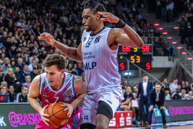 Grayson Murphy Telekom Baskets Bonn, 07 vs Osun Osunniyi MLP Academics Heidelberg, 12 , Marko Stankovic Telekom Baskets Bonn, Head Coach in the background Telekom Baskets Bonn vs MLP Academics Heidelberg, Basketball, easy Credit BBL, Matchday 27, 2025 2026, 02 04 2026 Telekom Baskets Bonn vs MLP Academics Heidelberg, Basketball, easy Credit BBL, Matchday 27, 2025 2026, 02 04 2026 Bonn Copyright: xEibner-Pressefoto GerhardxWingenderx EP_GWR