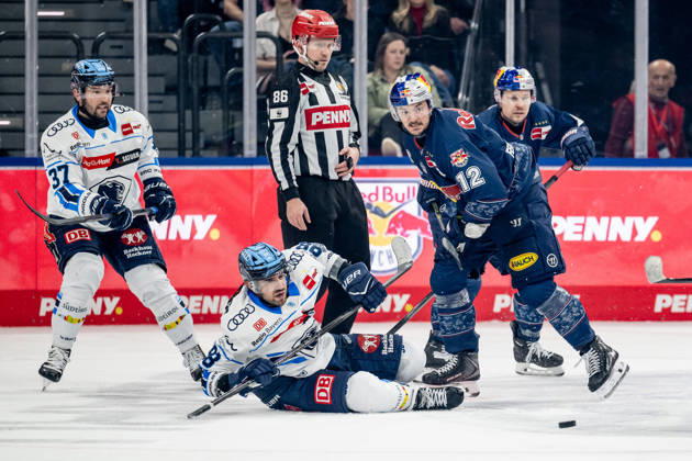 Battle for the puck duel between Peter Abbandonato ERC Ingolstadt, 98 and Brady Ferguson EHC Red Bull Muenchen, 12 GER, EHC Red Bull Muenchen vs ERC Ingolstadt, Ice Hockey, DEL, Playoffs, Quarterfinals Game 5, Season 2025 2026, 02 04 2026 GER, EHC Red Bull Muenchen vs ERC Ingolstadt, Ice Hockey, DEL, Playoffs, Quarterfinals Game 5, Season 2025 2026, 02 04 2026 Muenchen Copyright: xEibner-Pressefoto HeikexFeinerx EP_HFR
